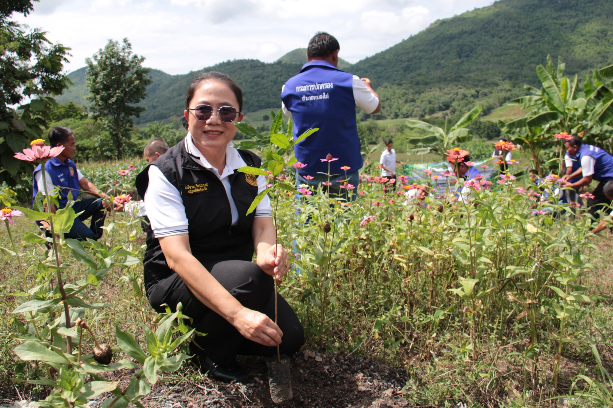 title - สำนักงานการปฏิรูปที่ดินจังหวัดเพชรบูรณ์ จัดกิจกรรมโครงการ “ปลูกเพื่อเปลี่ยน เปลี่ยนเพื่อยั่งยืน เทิดไท้องค์ทศมราชา”เพื่อเพิ่มพื้นที่สีเขียวในเขตปฏิรูปที่